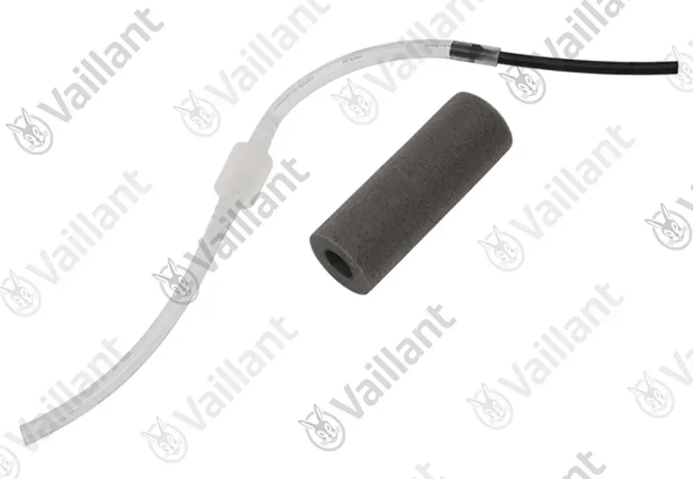 Vaillant Zubehör bestehend aus einem flexiblen Schlauch mit Verbindungsstück und einem grauen zylindrischen Element, vermutlich ein Filter oder Dämpfer.
